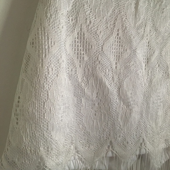 White lace mini skort with fringe trim. - Picture 3 of 5